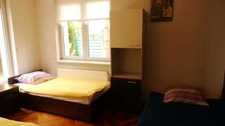Хостелы Leonik Варшава Односпальная кровать в общем номере для женщин-4